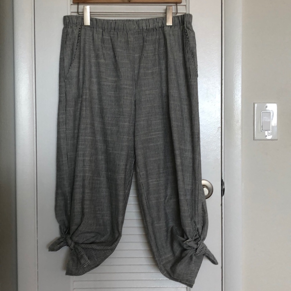 Stripe the bottom Capri